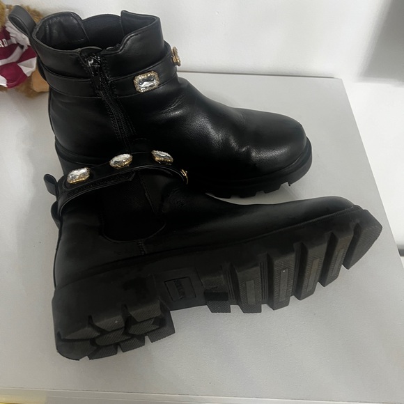 Almost new/ size 4 - Picture 1 of 4